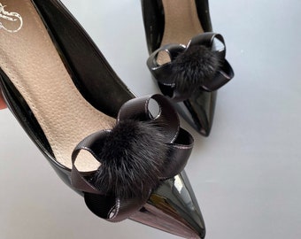 Clips para zapatos con pompones de visón. Juego de dos. Regalo para ella. Adornos para zapatos.