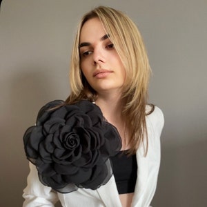 特大の黒いシフォンのバラのブローチ。特大のブローチ。黒いバラのピン。彼女へのプレゼント。