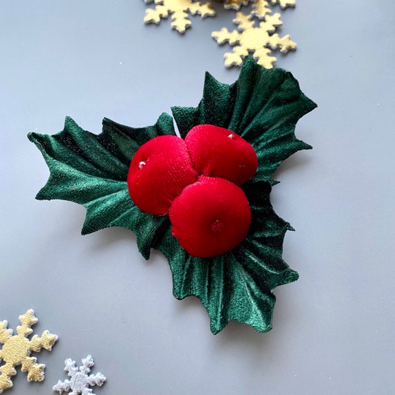 Holly brooch deals
