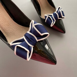 Fermagli per scarpe con fiocco a righe blu navy. Set da due. Regalo per lei. Decorazioni per scarpe.