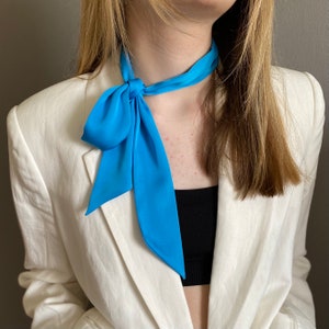 Bufanda fina para mujer. Bufanda de seda azul con lazo. Bufanda para el cuello. Bufanda estrecha. Gargantilla azul. Corbata azul. Bufanda de seda azul con lazo.