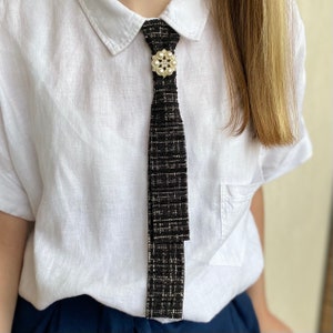 Black bow tie in tweed with a center of pearls. Skinny tie for women's. Accessories for dress shirt. Halloween brooch.