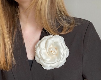 Impresionante broche de flores de boda de camelia de satén marfil - Pin de declaración glamorosa para novias. Broche de gran tamaño. Alfileres de camelia. Regalo para ella.