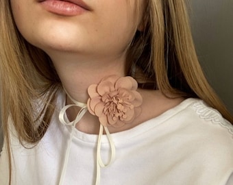 Beige flower choker. Vintage Choker. Bohemian Necklace. Choker for Gift. Dainty Choker. Jewelry choker. Rose flower choker necklace.