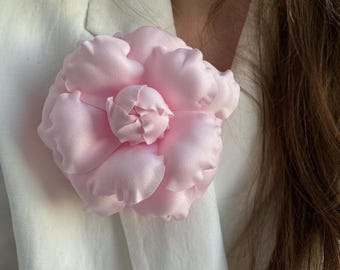 Vavhoo Pink Camellia Flower Brooch Pin Petal Elegant Exquisite Art Brooch For Women Wedding Banquet Party Pink