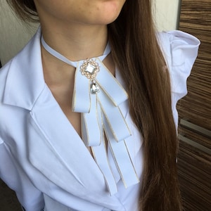 Weiße Schleifenbrosche für Frauen. Geschenk für sie.