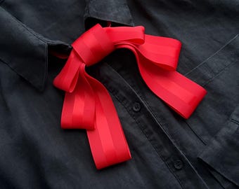 Pajaritas rojas para mujer. Elegantes corbatas hechas a mano. Un regalo para ella.
