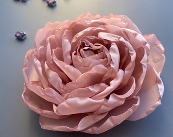 Broche de rosa rosa empolvado extragrande, broche de flor extragrande