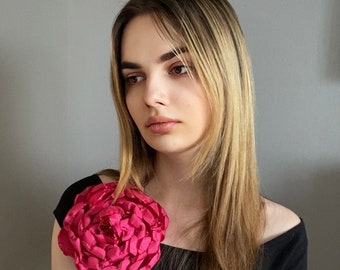 Duża broszka w kształcie róży w kolorze fuksji – ręcznie robiona broszka z jedwabnego kwiatu