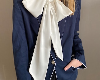 Bufanda de seda color marfil con lazo: versátil, ideal como gargantilla, accesorio para el cuello o el bolso.