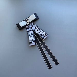 Zwarte muzieknotenbroche. Handgemaakte notitiebroche. Muzikant cadeau. Muzikant accessoire.