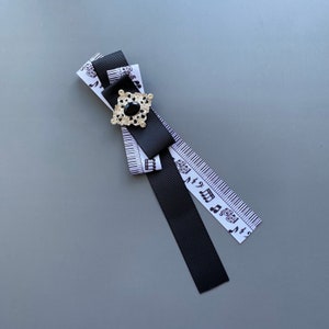 Zwarte muzieknotenbroche. Handgemaakte notitiebroche. Muzikant cadeau. Muzikant accessoire.