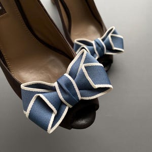 Fermagli per scarpe con fiocco a righe blu. Set da due. Regalo per lei. Decorazioni per scarpe.