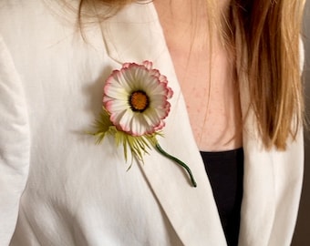 Kosmeya white flower brooch. Kosmeya boutonniere. Spring groomsmen boutonniere. Spring kosmeya flowers.