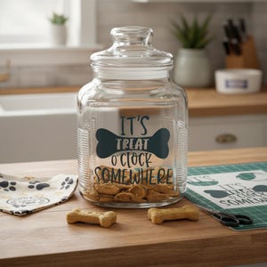 ¡Es la hora de las golosinas en algún lugar! SVG, Diseño divertido de pañuelo para perro (Descarga digital)