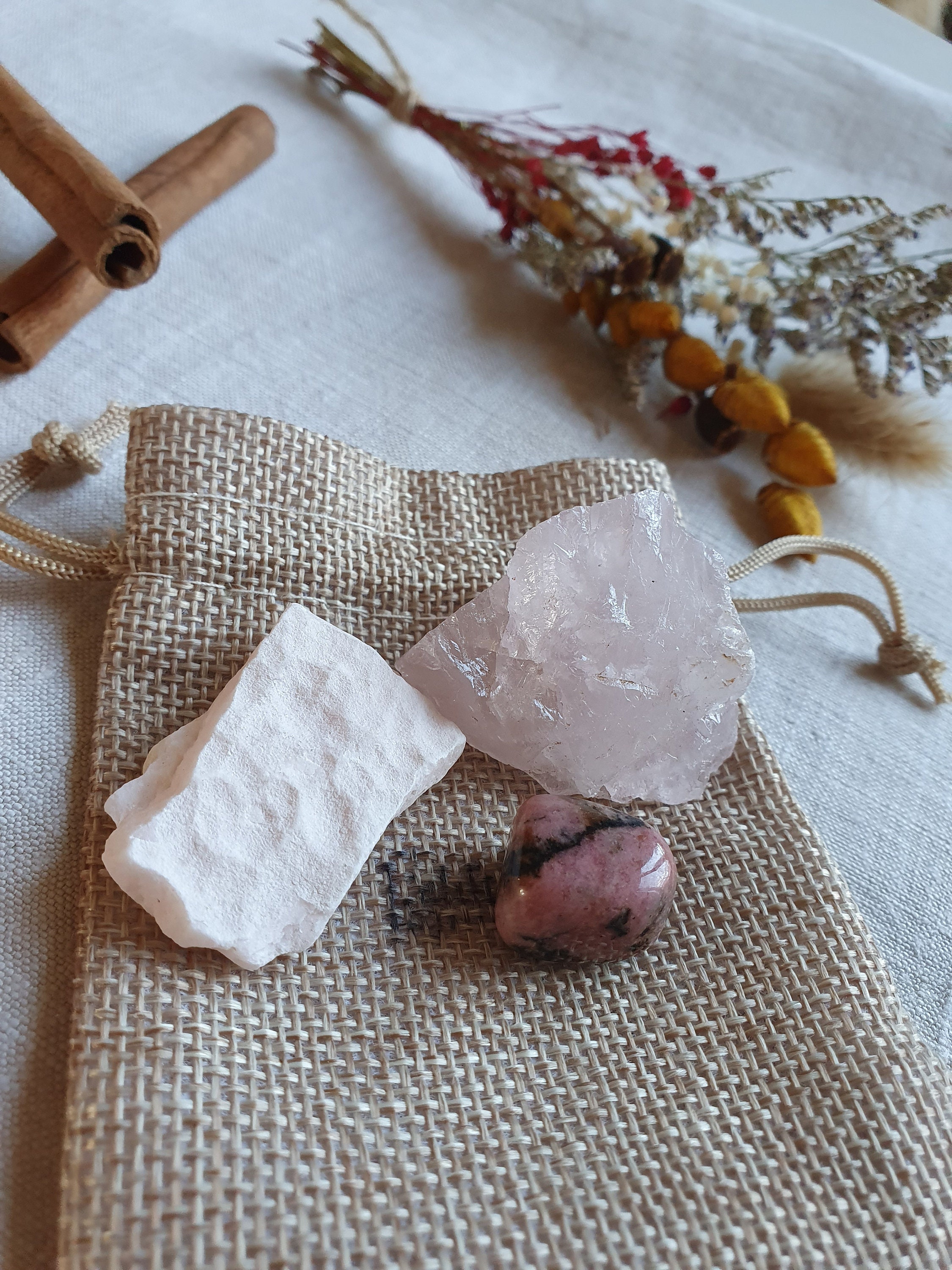 Pochon Pierre Tendresse/ Pierres Apaisement/ Manganocalcite Brute/ Rhodonite Roulée/ Quartz Rose Bru