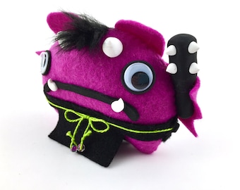 Muñeca Oni de fieltro magenta hecha a mano: Peluche Yokai japonés kawaii