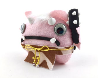 Muñeca Oni de fieltro rosa hecha a mano: Peluche Yokai japonés kawaii
