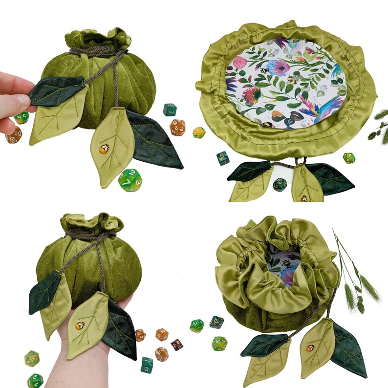 Puede incluir: Cuatro bolsas de dados de terciopelo verde con adornos de hojas y una bandeja de dados de sat&eacute;n verde con estampado floral. Las bolsas de dados est&aacute;n llenas de dados de colores.