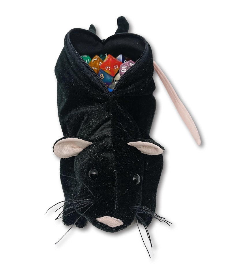Pu&ograve; includere: Borsa da gioco in peluche nera a forma di topo con coda rosa e apertura con cerniera. La borsa &egrave; piena di dadi colorati.