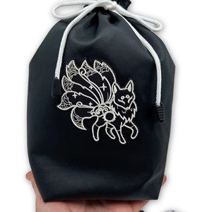 Skórzana, haftowana torba na kostki Kitsune, uchwyt na kostki DND, prezent dla gracza