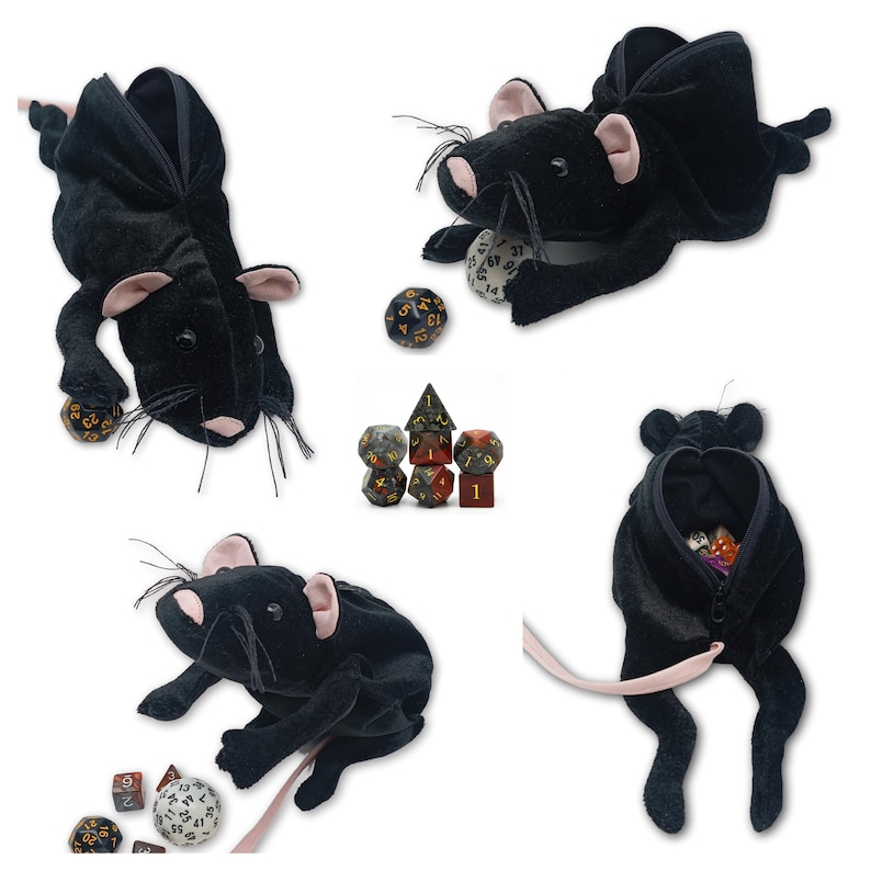 Pu&ograve; includere: Sacchetto da dado in peluche nero a forma di topo con apertura a cerniera. Il topo tiene un dado multicolore nella sua zampa. Ci sono diversi altri dadi sparsi intorno al topo.
