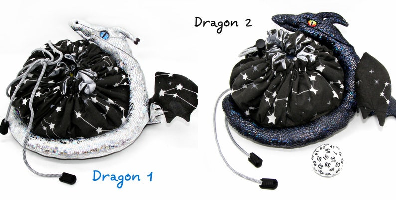 Op de afbeelding: Twee zwarte en witte dobbelstenen zakken in de vorm van draken. De draak links is zilver en de draak rechts is blauw. Beide draken hebben een sterrenbeeldpatroon op hun vleugels. De dobbelstenen zak rechts heeft een witte dobbelsteen ernaast.