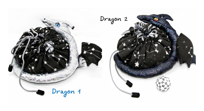 Op de afbeelding: Twee zwarte en witte trekkoordtassen met een stervormig patroon en een draakvormige stof rond de bodem. E&eacute;n draak is zilver en de andere is blauw. De tekst "Dragon 1" en "Dragon 2" staat onder elke tas.