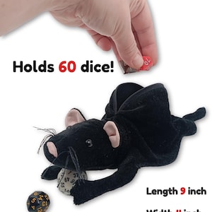 Pu&ograve; includere: Borsa da gioco in peluche nera a forma di topo con apertura a cerniera. La borsa contiene una variet&agrave; di dadi e ha la scritta "Holds 60 dice!" stampata sul davanti. La borsa misura 23 cm di lunghezza e 10 cm di larghezza.