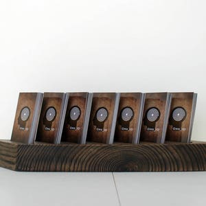 Porta carte verticale - Supporto per carte in legno di frassino 7 slot. Porta biglietti da visita, supporto per carte multiple, espositore, accessori da scrivania, organizzatore da scrivania