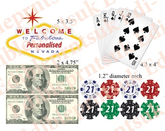 Può includere: Un set di decorazioni per feste a tema casinò stampabili. Il set include un cartello di Las Vegas, due banconote da $ 100, un royal flush di picche di carte da gioco e otto gettoni da poker con il numero 21.