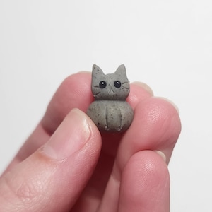 Mini chaton fait main en pâte polymère : figurine de chat kawaii (0,75 po.)
