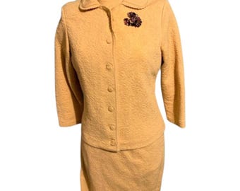 Conjunto vintage dos anos 60 em tricô amarelo de três peças: jaqueta Glentran, saia e blusa.