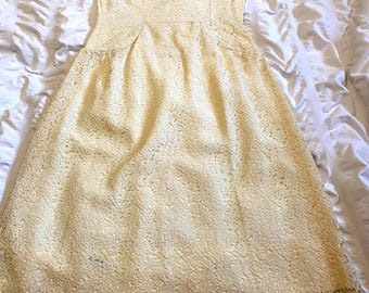 Vintage 1960-tals krämfärgad spetsklänning: Elegant dragkedja bak