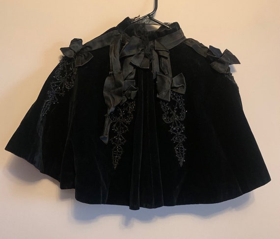 SALE Vintage Victorian Velvet and Beaded Cape - image 3