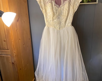 Teelanges Brautkleid aus den 1950er Jahren | Brautkleid aus Spitze und Tüll mit Illusionskragen und 34 bezogenen Knöpfen | Vintage-Brautkleid im Mid-Century-Stil, Größe S