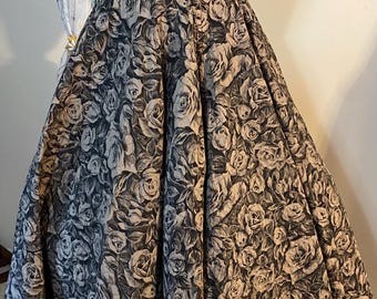 Vintage gewatteerde poedelrok, patroon met zilveren roos