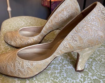Vintage Foot Flairs Gold Brocade Heels | Paisley Evening Pumps Size 7-8