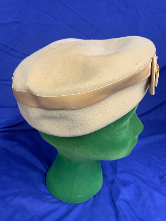 Vintage 1960s Cream Felt Pillbox Hat: Camel Satin Ribbon  display picture 2