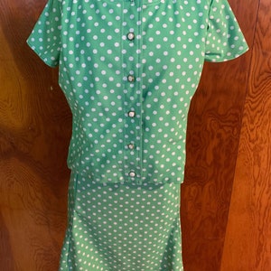 Conjunto de vestido de lunares vintage de los años 70: vestido y chaleco verdes