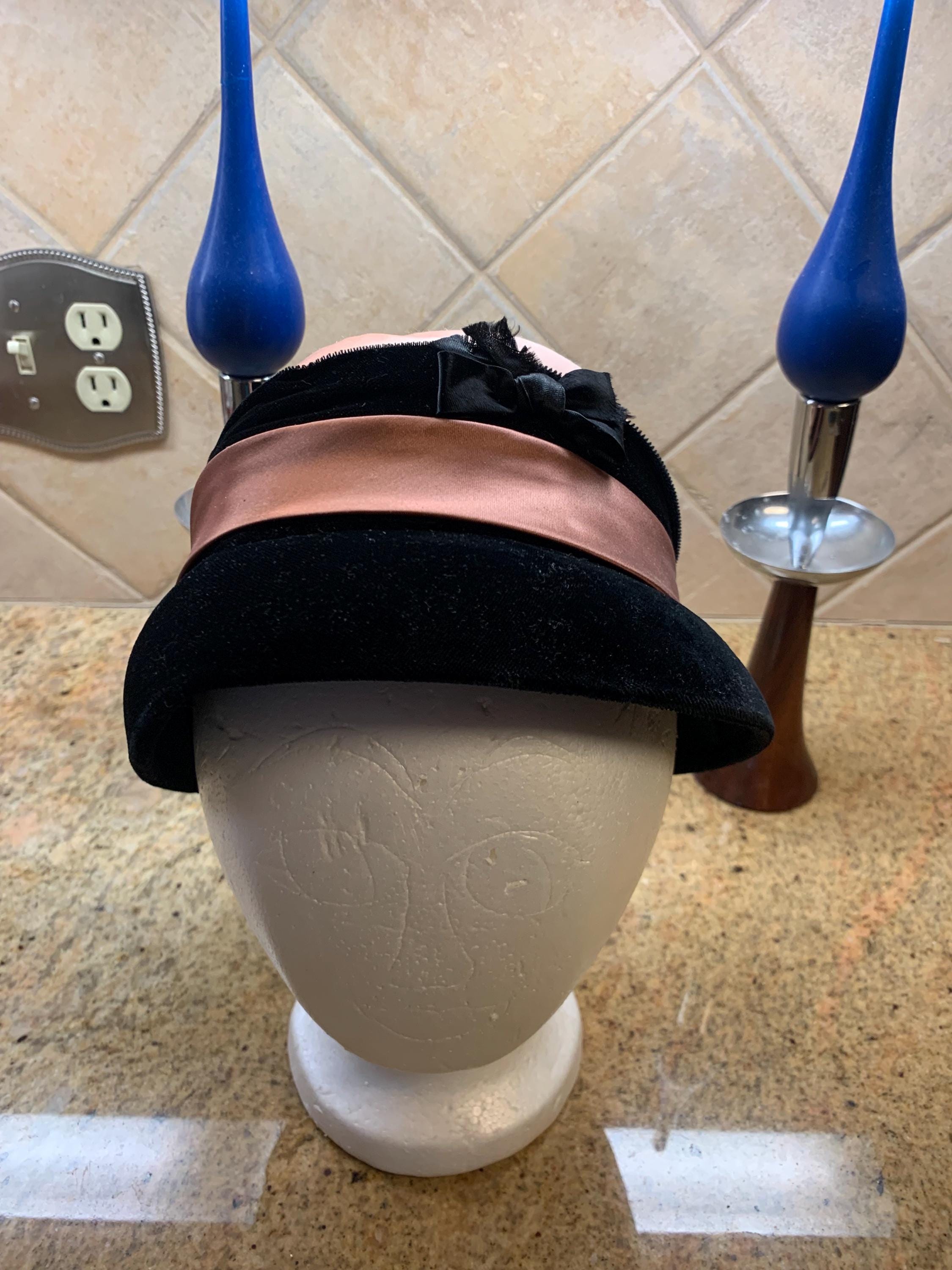 Vintage Black Velvet Pillbox Hat: 1950s Satin Band Bow Toque  display picture 2