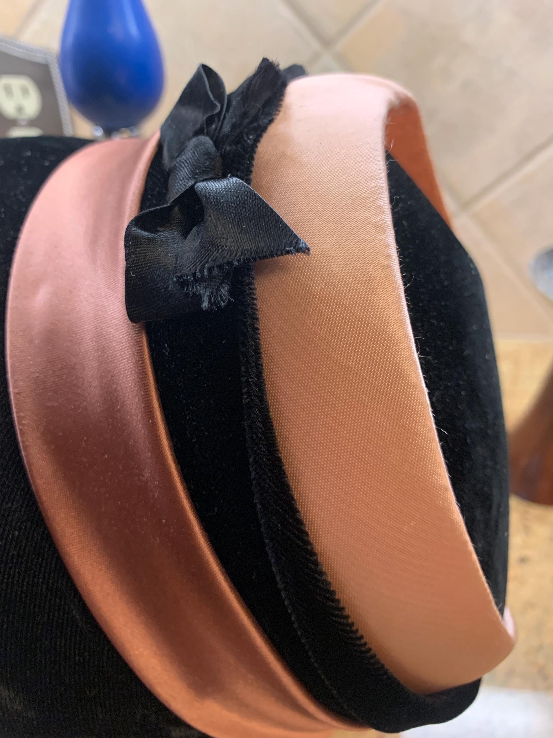 Vintage Black Velvet Pillbox Hat: 1950s Satin Band Bow Toque  display picture 3