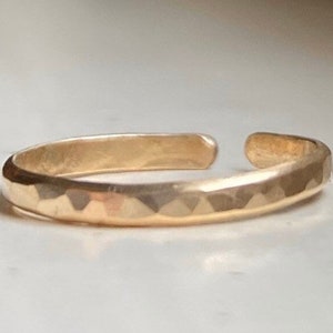 Anillo del dedo del pie de oro, anillo del dedo del pie de oro martillado, joyería minimalista, anillo del dedo del pie ajustable, anillo midi, joyería del pie, anillo del meñique, joyería de la playa imagen 2