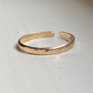 Anillo del dedo del pie de oro, anillo del dedo del pie de oro martillado, joyería minimalista, anillo del dedo del pie ajustable, anillo midi, joyería del pie, anillo del meñique, joyería de la playa imagen 3