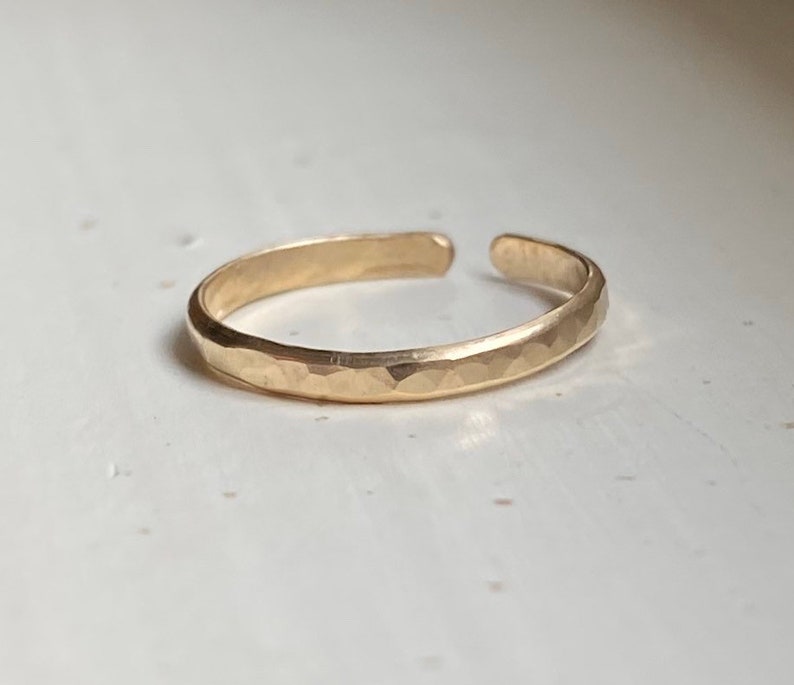 Anillo del dedo del pie de oro, anillo del dedo del pie de oro martillado, joyería minimalista, anillo del dedo del pie ajustable, anillo midi, joyería del pie, anillo del meñique, joyería de la playa imagen 3