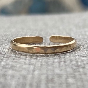 Anillo del dedo del pie de oro, anillo del dedo del pie de oro martillado, joyería minimalista, anillo del dedo del pie ajustable, anillo midi, joyería del pie, anillo del meñique, joyería de la playa imagen 1