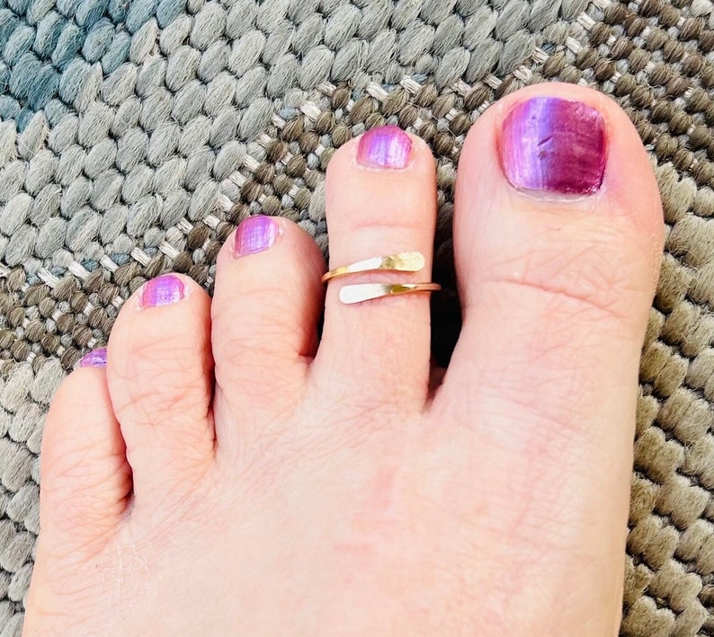 Gold bypass toe ring, gold wrap toe ring, summer jewelry, adjustable toe ring, gold jewelry, hammered toe ring, midi ring image 1