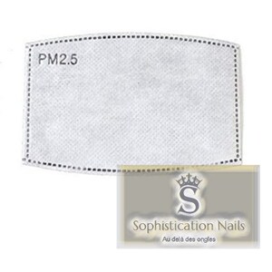 Peut inclure: Filtre PM2.5 blanc pour masque facial. Le filtre est rectangulaire avec des coins arrondis et une bordure noire cousue.