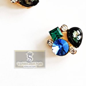 Juego de 2 joyas para uñas con strass y metal.