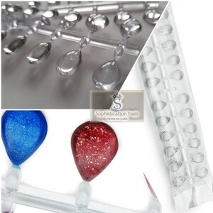 Peut inclure: Un moule en plastique transparent avec de multiples cavités en forme de goutte. Le moule est rempli de pièces de résine transparentes en forme de goutte. Les pièces de résine sont utilisées pour le nail art.